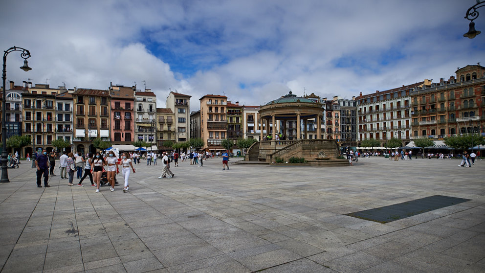Plaza del Castillo de Pamplona a las 12 de la mañana del 6 dde Julio del 2020 en los no sanfermines. MIGUEL OSÉS