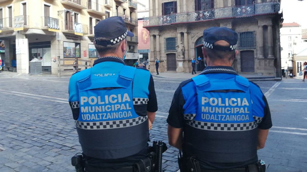 Dos agentes, vigilando en la plaza del Ayuntamiento de Pamplona POLICÍA MUNICIPAL DE PAMPLONA
