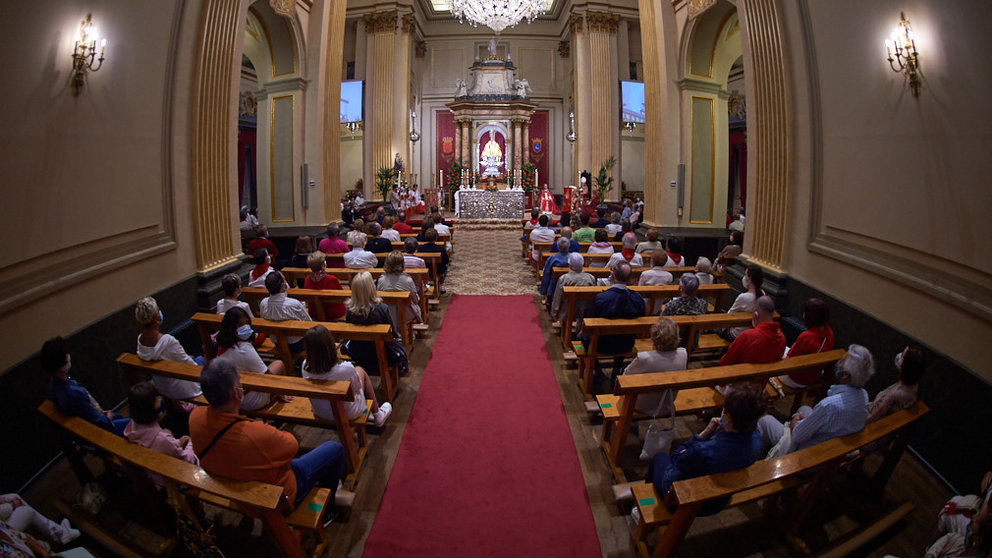 Vísperas de San Fermín de 2020 en la iglesia de San Lorenzo a pesar de los Sanfermines suspendidos. MIGUEL OSÉS