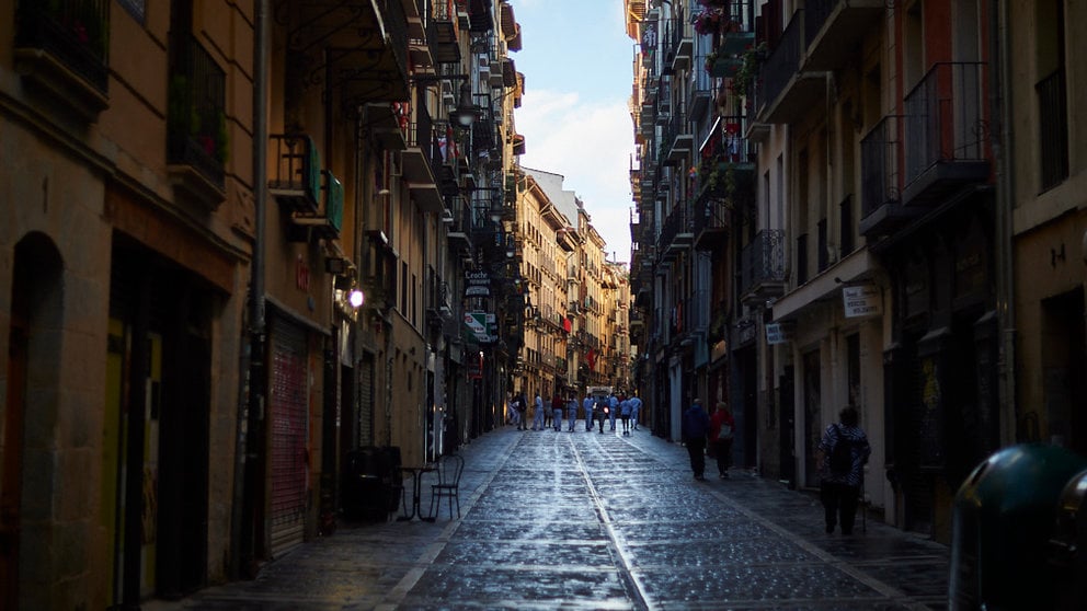 La calle Estafeta de Pamplona vacía en el horario del primer encierro durante las fiestas de San Fermín 2020 suspendidas por el coronavirus. PABLO LASAOSA
