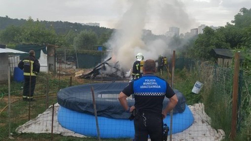 La Policía Municipal de Pamplona interviene en un incendio en una huerta en Miluze. Cedida