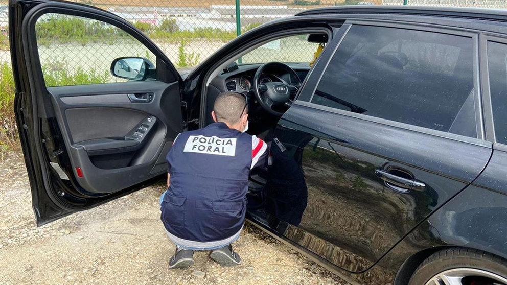 Agente del GDA realizando la inspección ocular del vehículo del detenido. POLICÍA FORAL