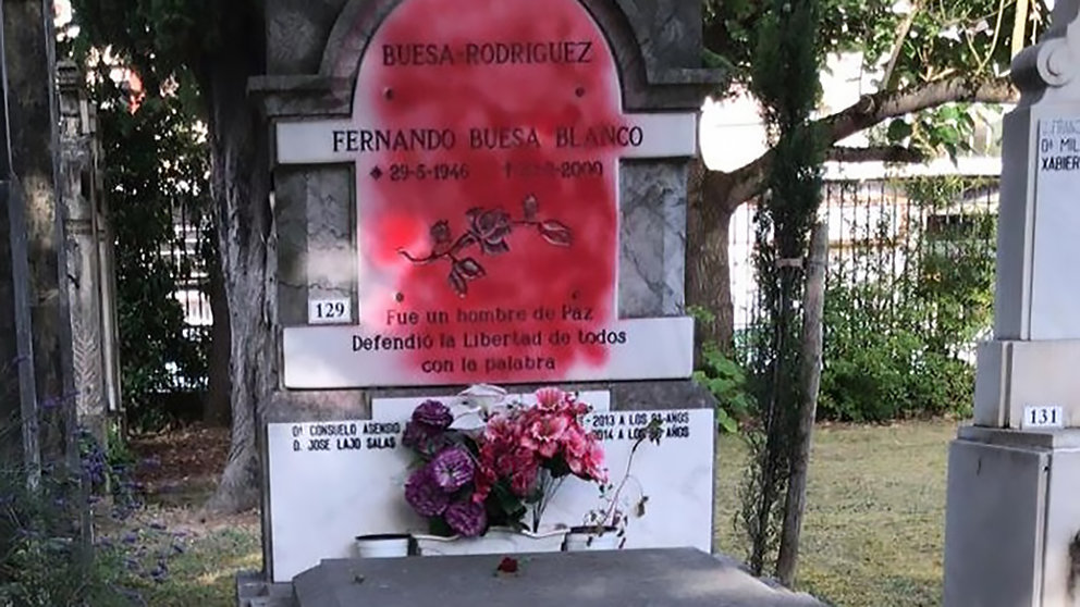 La tumba de Fernando Buesa manchada de pintura después del ataque de los radicales. TWITTER