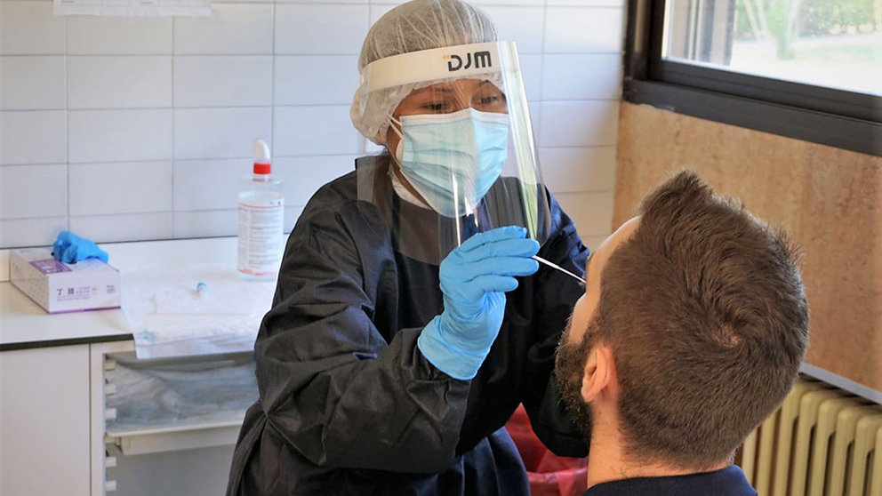 Una enfermera realiza una prueba PCR a una persona en Tudela. GOBIERNO DE NAVARRA