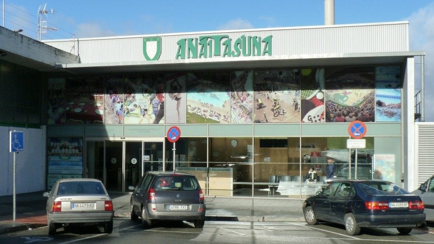 Edificio de entrada a la sociedad Anaitasuna en Pamplona. Navarra.com