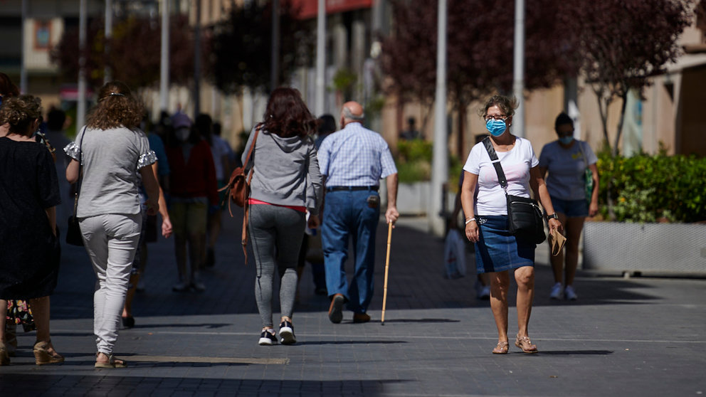 Varias personas caminan por la Plaza de los Fueros de Tudela durante el rebrote de coronavirus en esa localidad. PABLO LASAOSA