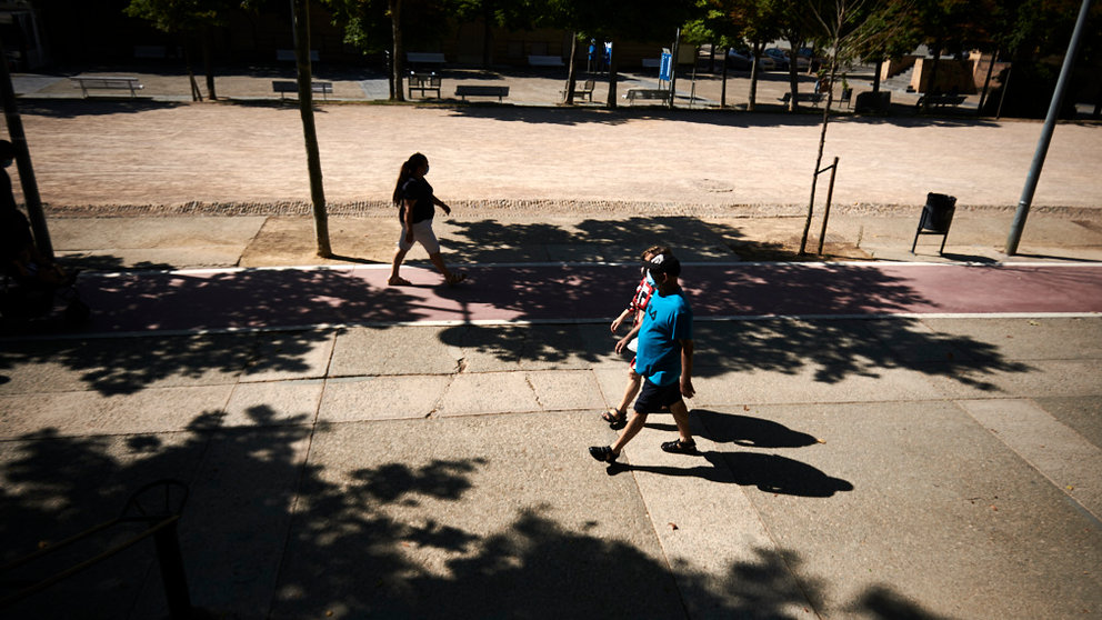 Varias personas caminan por el Paseo del Queiles durante el rebrote de coronavirus en Tudela. PABLO LASAOSA