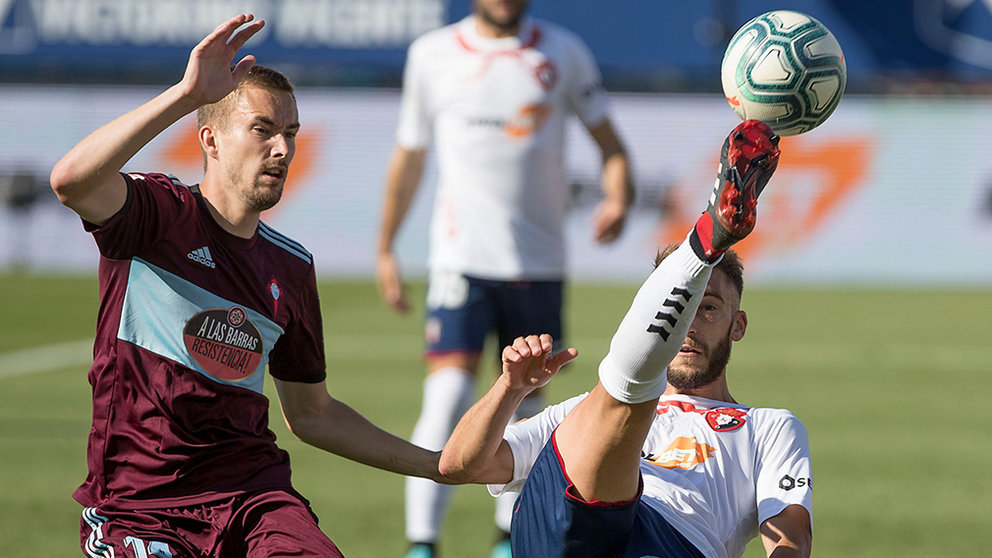 Roberto Torres intenta controlar el balón con el pie ante el Celta en El Sadar. CA Osasuna.