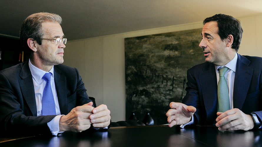 Jordi Gual, presidente de CaixaBank a la izquierda y Gonzalo Gortazar, consejero delegado de la entidad, a la derecha. CEDIDA.