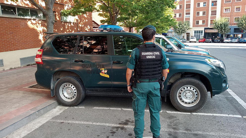 Un agente de la Guardia Civil junto a algunos vehículos en el cuartel de Pamplona. GUARDIA CIVIL