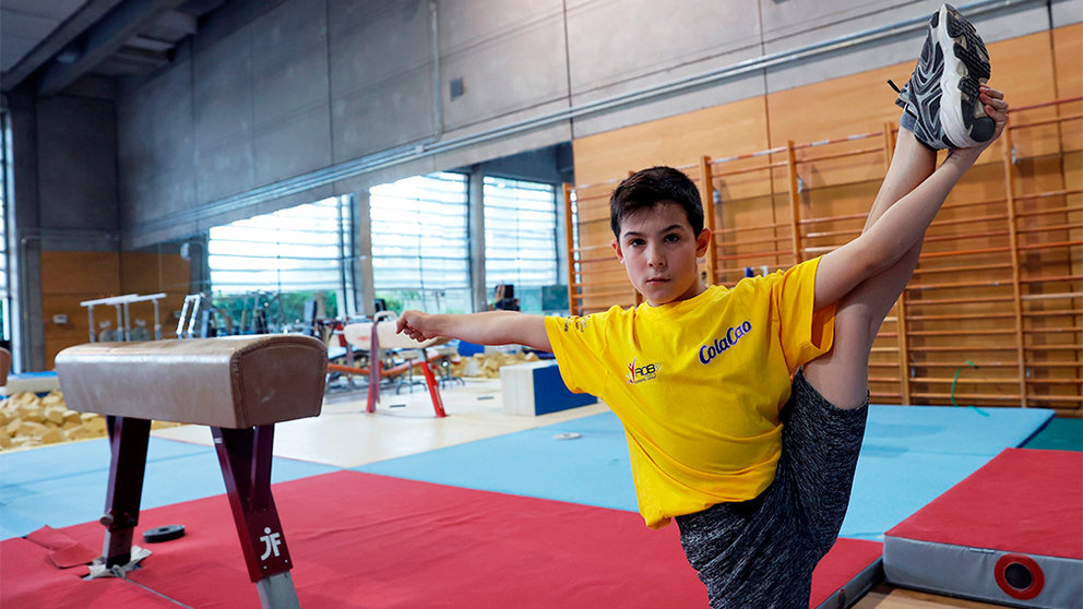 El gimnasta navarro de once años, Aritz Pinillos entrena en el Centro Superior de Deportes en Madrid este jueves antes de la entrega de una de las becas Vamos ColaCao. EFE/Mariscal.