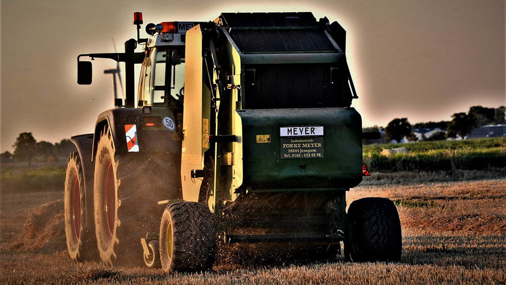 Un tractor realiza tareas agrícolas con una empacadora. ARCHIVO
