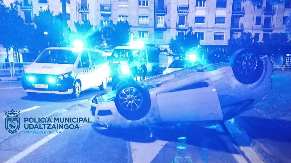 Estado en el que quedó el vehículo tras volcar en la plaza de los Fueros de Pamplona. POLICÍA MUNICIPAL