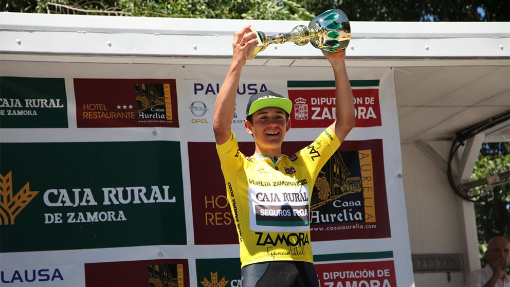 Josu Etxeberría levanta el trofeo de ganador de la Vuelta Ciclista a Navarra. Cedida.