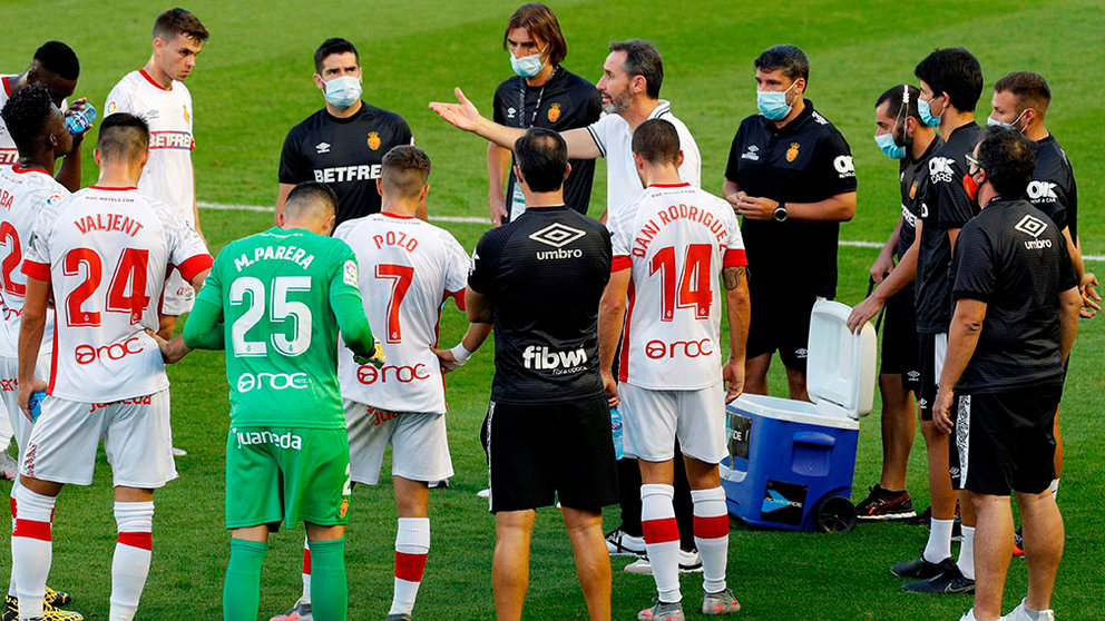 Vicente Moreno da instrucciones a los jugadores del Mallorca durante el partido ante Osasuna disputado este domingo en El Sadar. EFE/ Villar Lopez