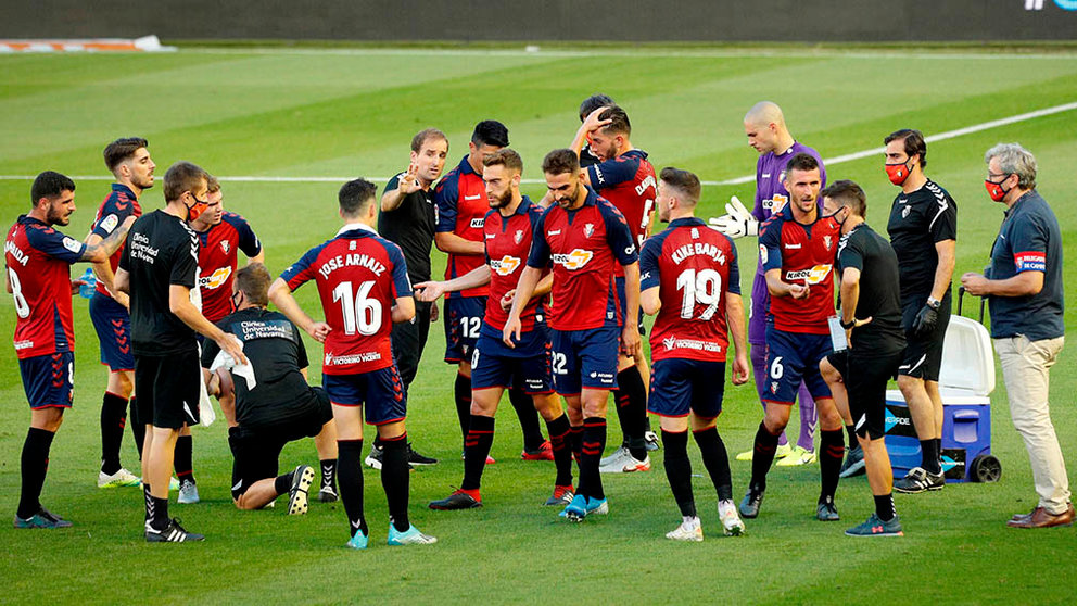Los jugadores de Osasuna atienden a Jagoba Arrasate durante un tiempo muerto durante el partido disputado este domingo ante el Mallorca en el estadio de El Sadar de Pamplona.. EFE/ Villar Lopez