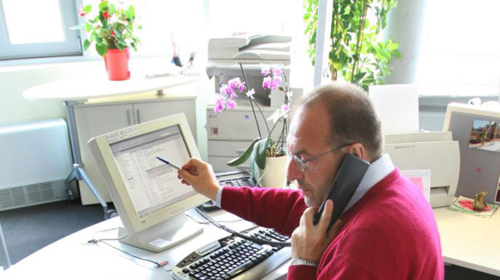 Una persona trabaja con un ordenador en una oficina ARCHIVO