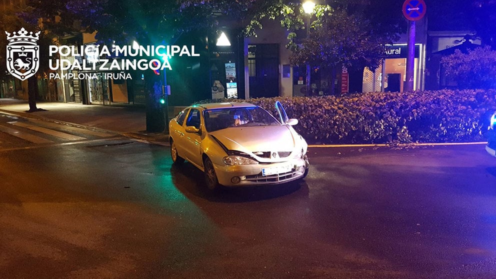 Vehículo accidentado en la plaza Príncipe de Viana de Pamplona. POLICÍA MUNICIPAL