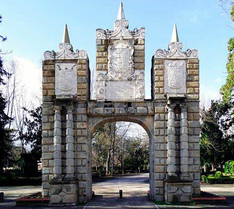 Portal de San Nicolás en Pamplona con el escudo del emperador Carlos (IV de Navarra, I de Castilla y Aragón y V de Alemania).