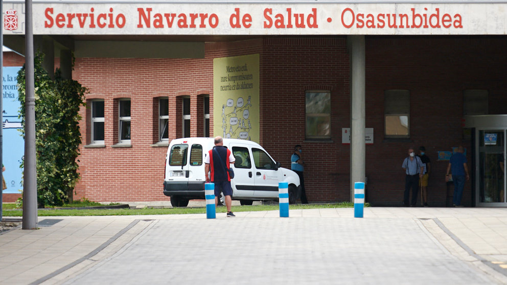 Personas con mascarilla en el Complejo Hospitalario de Navarra. PABLO LASAOSA