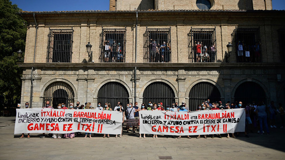 Trabajadores de la planta de Siemens Gamesa en Aoiz se han encerrado en la iglesia de San Lorenzo, en Pamplona. PABLO LASAOSA