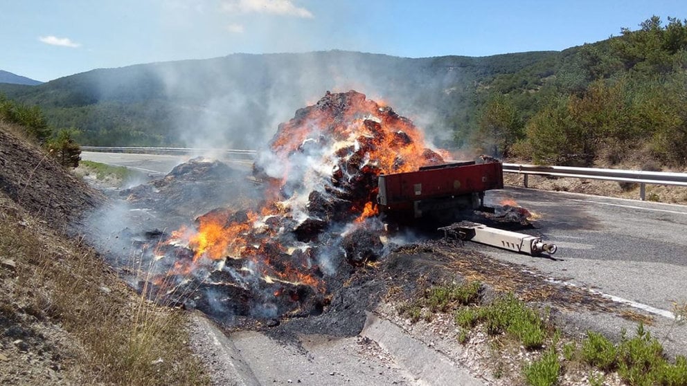 Incendio del cargamento de paja de un camión en una carretera de Navarra BOMBEROS DE NAVARRA