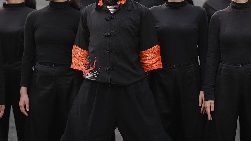Un grupo de personas vestido de negro. ARCHIVO