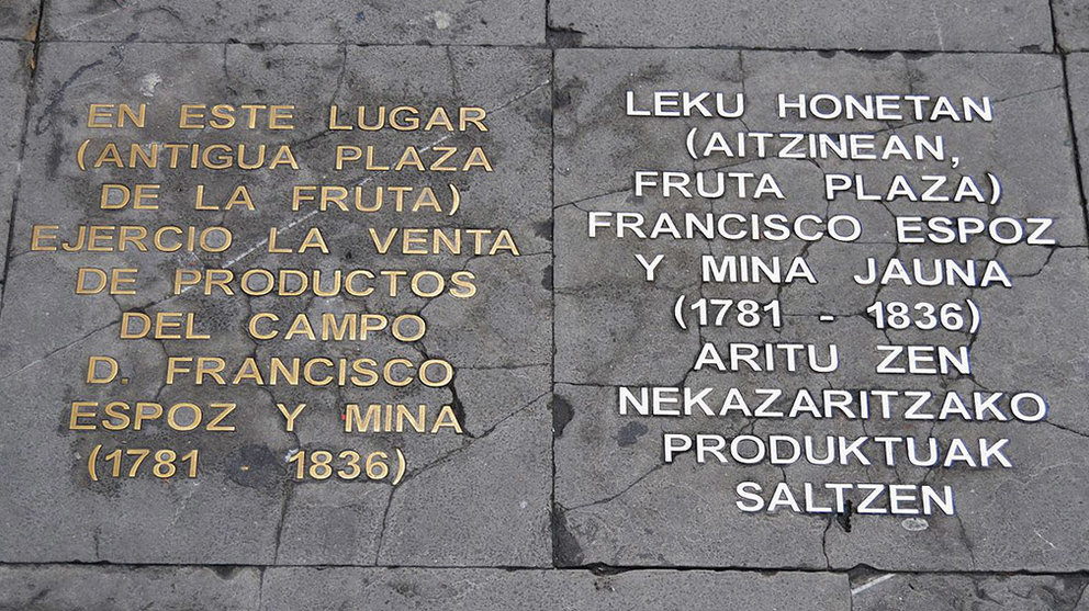 Placa en homenaje a Espoz y Mina situada en la Plaza Consistorial de Pamplona. WIKIPEDIA