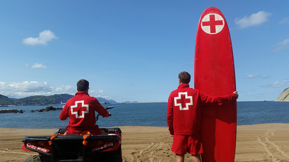 Dos vigilantes de Cruz Roja en una playa. CRUZ ROJA
