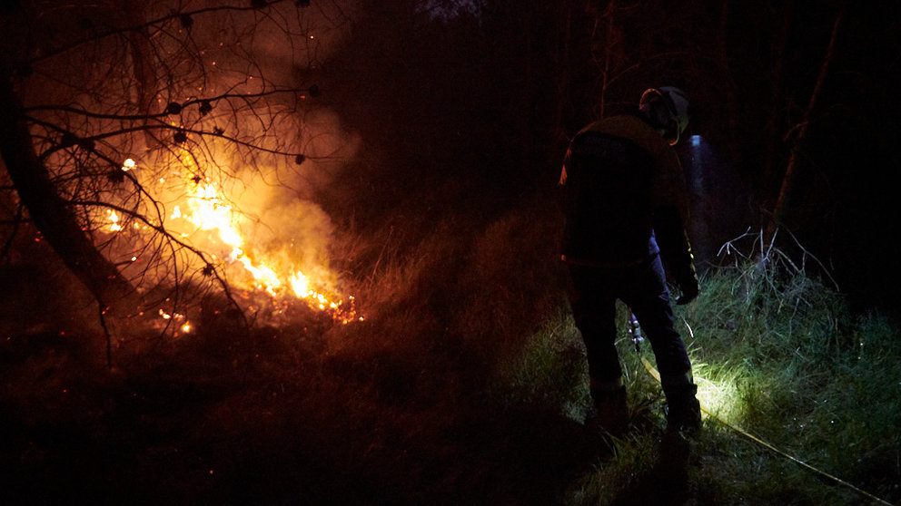 Bomberos forestales sofocan un incendio entre Gazolaz y Arazuri a causa de un rayo. PABLO LASAOSA