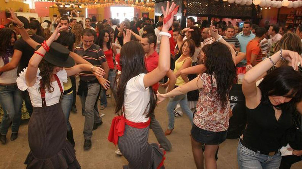 Jóvenes bailan sevillanas durante una fiesta. EFE