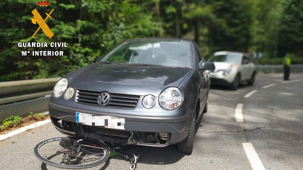 Un turismo y una bicicleta sufren un accidente de tráfico en la localidad navarra de Leiza. GUARDIA CIVIL