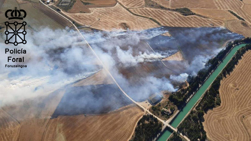 Incendio de un campo de trigo sin cosechar originado en la localidad de Cáseda. POLICÍA FORAL