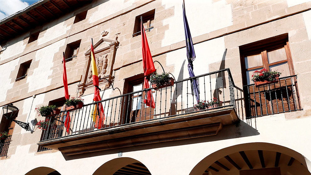 Las banderas del Ayuntamiento de Allo ondean con un crespón negro en señal de luto tras el accidente en Suiza. EFE/Jesús Diges