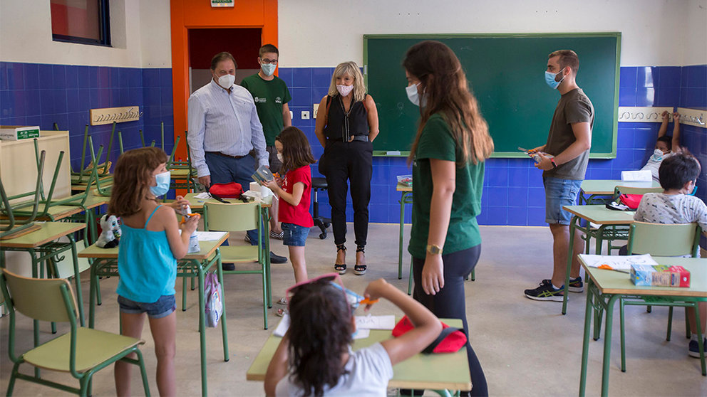 Los concejales de Servicios Sociales, Acción Comunitaria y Deporte, y de Educación, Participación Ciudadana y Juventud visitan uno de los colegios que acoge los campamentos urbanos municipales en Pamplona. CEDIDA