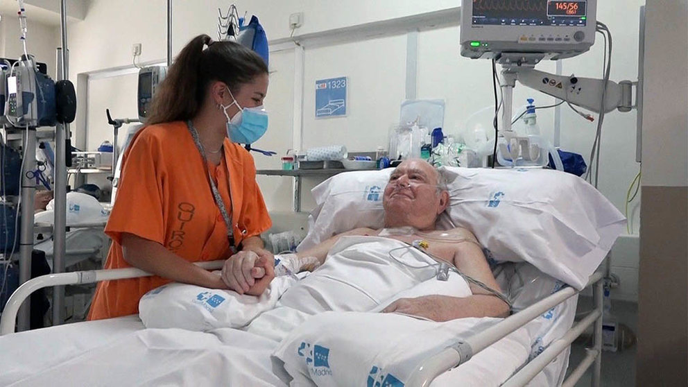 Imagen de Pedro Gamella, el paciente con Covid-19 que más tiempo ha estado en la UCI, junto a una enfermera del Hospital Gregorio Marañón. - HOSPITAL GREGORIO MARAÑÓN