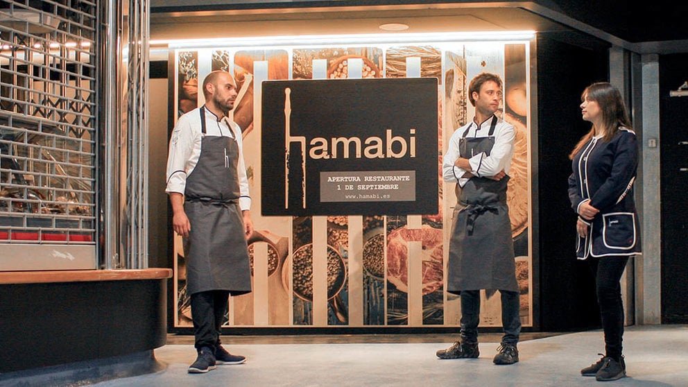 Rubén Zubiri, Patricia Lugo y Jon
Urrutikoetxea, en el mercado de Santo Domingo donde abrirán su nuevo restaurante Hamabi en Pamplona. CEDIDA