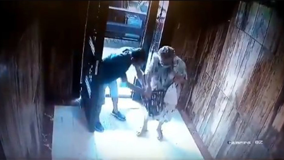 Imagen grabada por las cámaras de seguridad durante la brutal agresión y robo a una anciana en Valencia. TWITTER