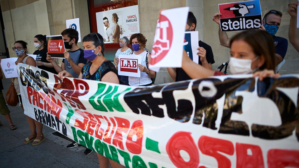 Concentración de sindicatos de la enseñanza, apymas y asociaciones de estudiantes para exigir al Gobierno de Navarra que garantice un "regreso seguro a las aulas”. PABLO LASAOSA