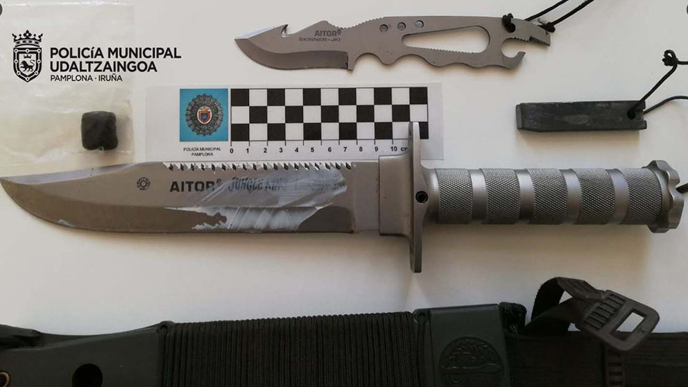 Los dos cuchillos que se han interceptado a un conductor en Pamplona POLICÍA MUNICIPAL DE PAMPLONA