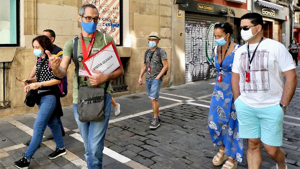 Varios asistentes a una de las visitas guiadas de Destino Navarra caminando por Pamplona. CEDIDA
