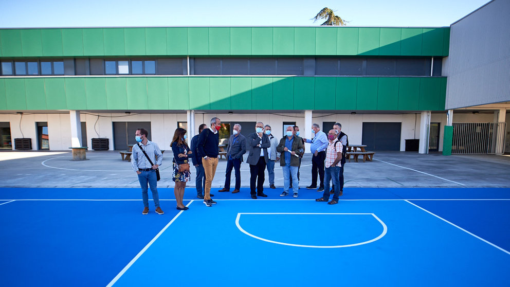 El alcalde de Pamplona, Enrique Maya, y miembros de la Gerencia y la Comisión de Urbanismo visitan las obras realizadas en el colegio público Bernart Etxepare. MIGUEL OSÉS