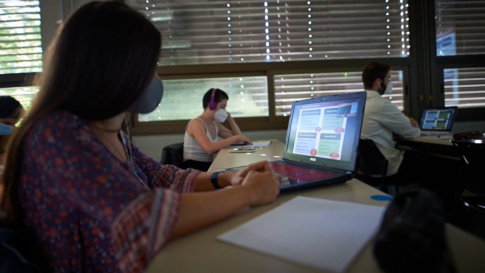 La Universidad Pública de Navarra muestra a los medios de comunicación el funcionamiento de las aulas híbridas que ha habilitado para garantizar la docencia presencial. MIGUEL OSÉS