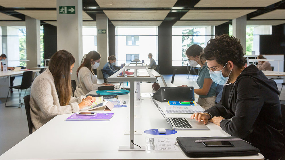 Alumnos estudiando en la biblioteca de la UNAV el día que empieza el curso 2020/2021 tras la pandemia. CEDIDA