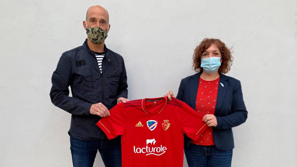 El exjugador de Osasuna Xota Javi Eseverri junto a la presidenta de Osasuna Orvina de fútbol sala femenino. Cedida.