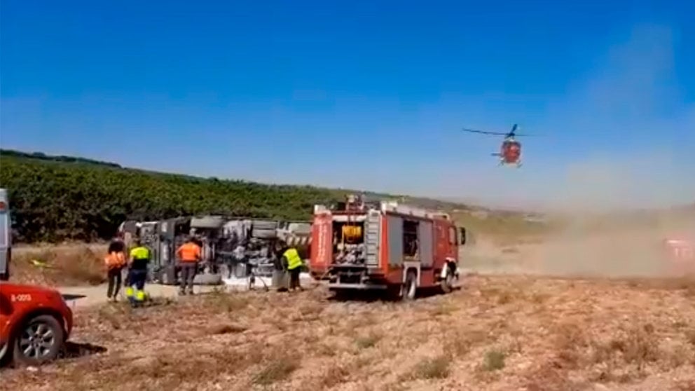 Un camionero ha sido trasladado al hospital en helicóptero tras volcar en un camino rural de Caparroso BOMBEROS DE NAVARRA