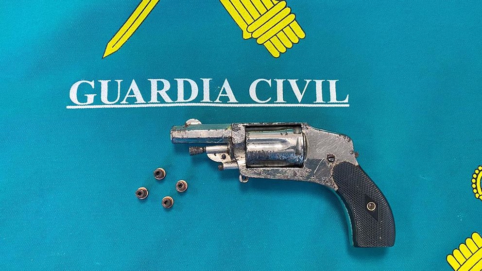 Imagen del arma localizada en Villava por la Guardia Civil durante un control rutinario.