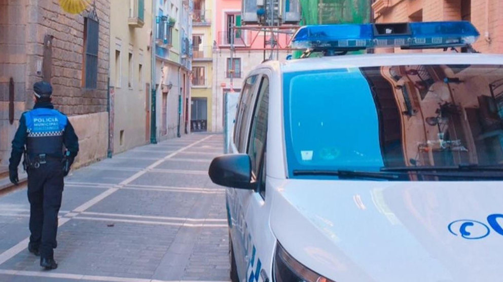 Un agente de la Policía Municipal, en una calle del Casco Antiguo de Pamplona POLICÍA MUNICIPAL DE PAMPLONA
