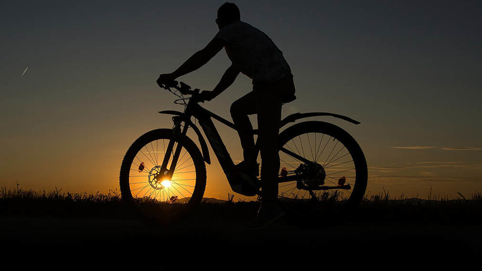 Un ciclista circula por una carretera durante una puesta de sol. ARCHIVO.
