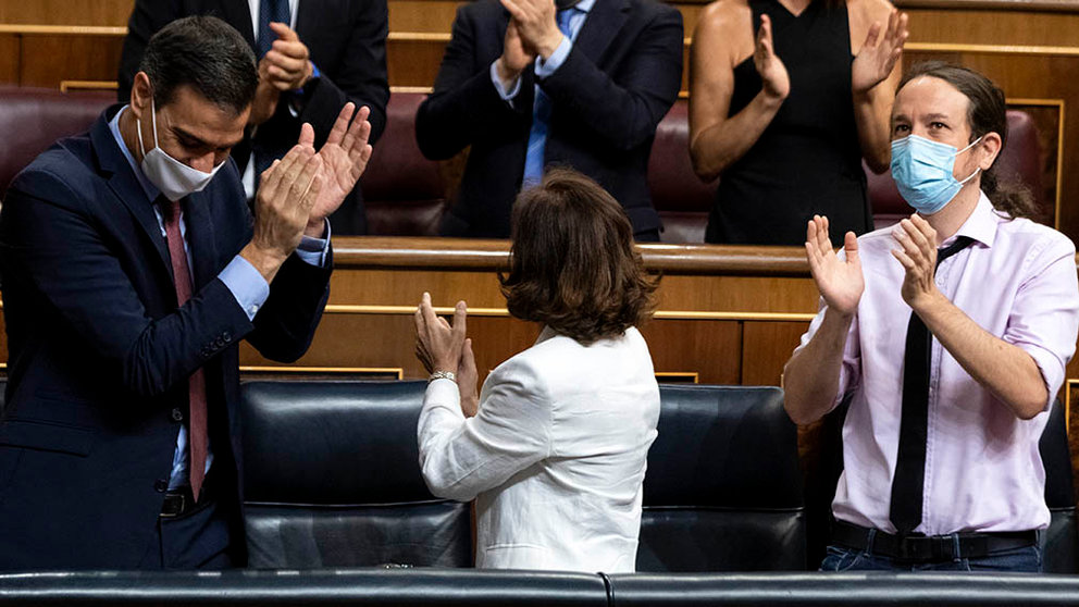 El presidente del Gobierno, Pedro Sánchez. aplaude junto a la bancada socialista, la vicepresidenta Carmen Calvo y el vicepresidente Pablo Iglesias. EUROPA PRESS / POOL